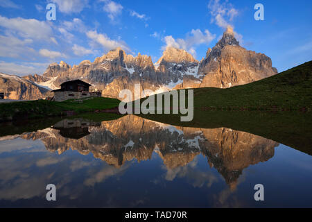 Italien, Trentino, Dolomiten, Passo Rolle, Pale di San Martino, Cimon della Pala mit Baita Segantini reflektieren, kleinen See am Abend Stockfoto