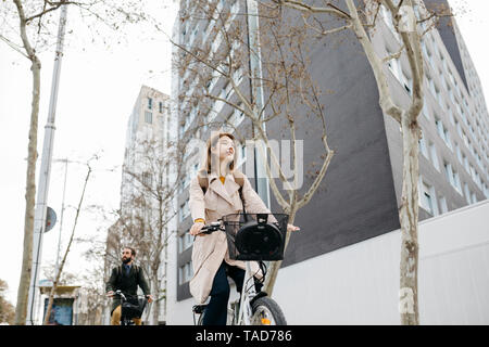 Paar Reiten e-bikes in der Stadt Stockfoto