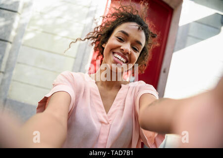 Selfie einer glücklichen jungen Frau in der Stadt Stockfoto