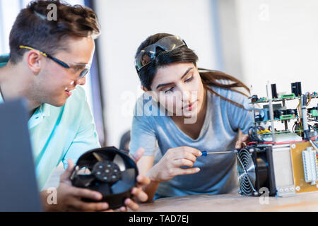 Die Kollegen Arbeiten am Computer Stockfoto