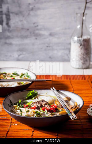 Reis vietnamesische Nudelsuppe mit Pilzen und Rindfleisch Stockfoto