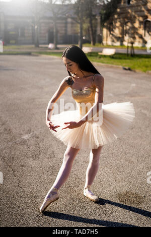 Italien, Verona, Ballerina tanzen in der Stadt Stockfoto