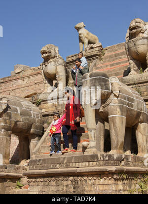 Wächter aus Stein Tiere Flanke Schritte der ruiniert Silu Mahadev Tempel, Durbar Square, Bhaktapur, Tal von Kathmandu, Nepal Stockfoto