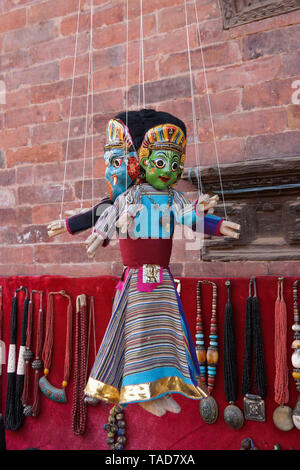 Kunsthandwerk und Souvenirs (Puppen- und Perlenketten) zum Verkauf in der Nähe des Durbar Square, Bhaktapur, Tal von Kathmandu, Nepal Stockfoto