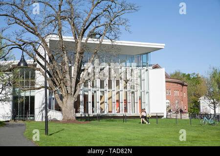 Smith College Campus Center mit Blick auf den Neilson Rasen, Northampton, Massachusetts auf eine Feder am Nachmittag. Stockfoto