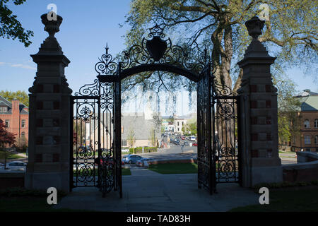 Grecourt Eingangstor zu Smith College in Northampton, Massachusetts auf eine Feder am Nachmittag mit Blick in Richtung Stadtzentrum. Stockfoto