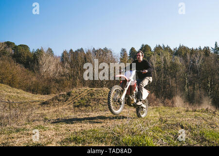 Senior Motocross Fahrer reiten im Stromkreis Stockfoto