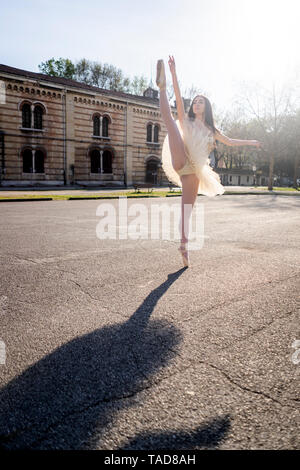 Italien, Verona, Ballerina tanzen in der Stadt Stockfoto