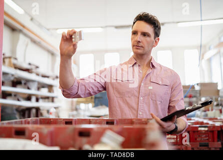 Der Mensch in der Fabrik Prüfung Werkstück Stockfoto