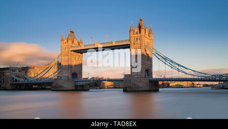 UK, London, Tower Bridge in der Abendsonne Stockfoto