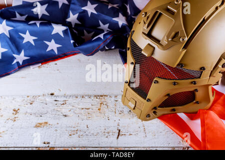 Militärische Helme von United Flaggenstaaten auf Veteranen oder Memorial Day Stockfoto