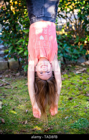 Porträt der lächelnde Mädchen hängen Stockfoto