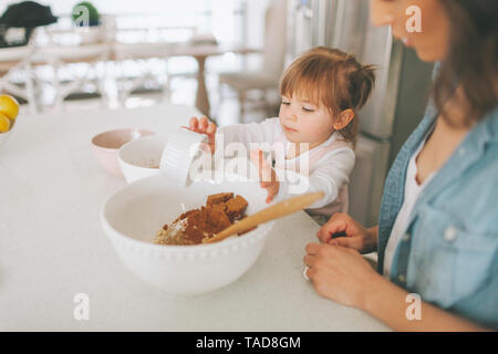 Mutter und Tochter gemeinsam einen Kuchen machen Stockfoto