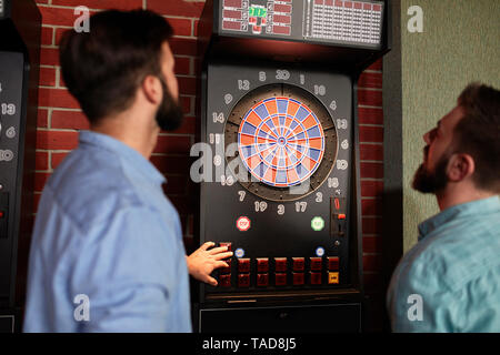 Zwei Männer spielen Dart elektronische Dartscheibe einstellen Stockfoto