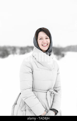 Portrait von Frau im Winter Stockfoto