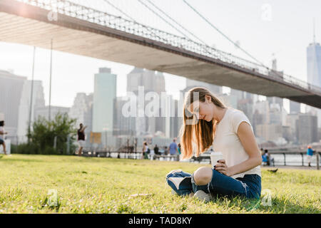 Junge Frau in New York City, pausieren, Buch lesen Stockfoto