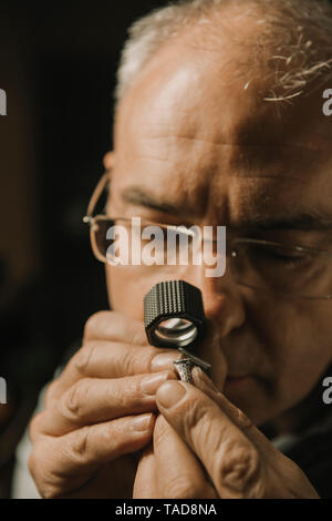 Handwerker in Ring mit Edelstein suchen, Porträt Stockfoto