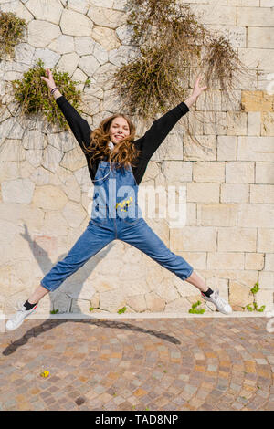 Junge Frau springen in Verona Stockfoto