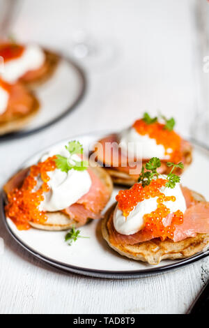 Russischen stil Blini mit Lachs, saurer Sahne und Forellen roe Stockfoto