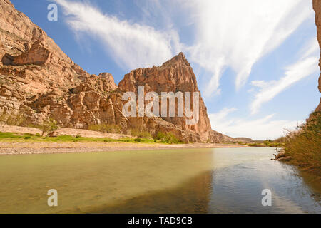 Mit Blick über den Rio Grande Fluss in Boquillas Canyon im Big Bend National Park in Texas Stockfoto