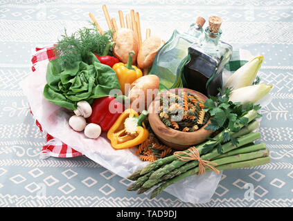 Frisches Gemüse, Kräuter und Gewürze Stockfoto