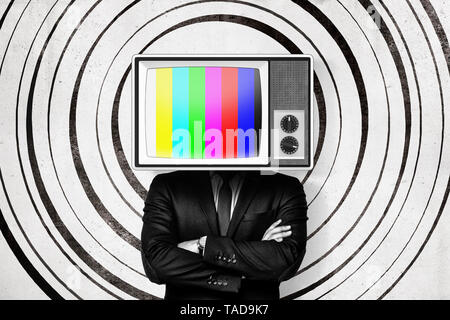 Geschäftsmann mit kein Signal vintage tv statt Kopf auf weißen Kreis Muster Hintergrund einstellen Stockfoto