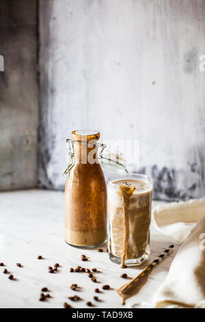 Zuckerfrei Wake-up-Smoothie mit Banane, Joghurt, Kaffee und Leinsamen Stockfoto