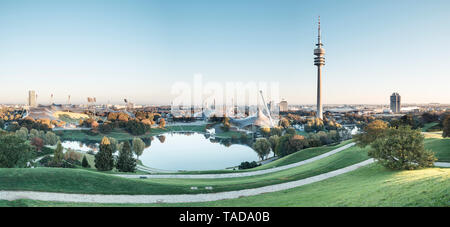 Deutschland, München, Olympic Park und Olympic See Stockfoto