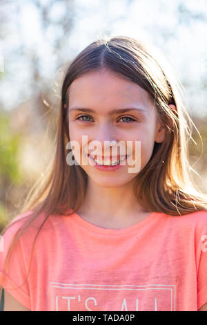 Porträt der lächelnde Mädchen im Garten Stockfoto