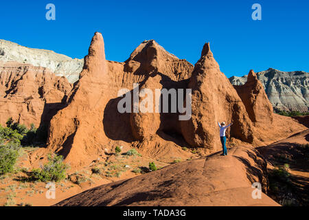 USA, Utah, Frau stehend vor Sandstein Felsformationen in den Kodakchrome Basin State Park redrock, Stockfoto