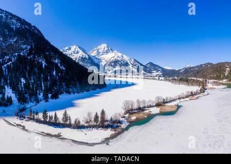 Österreich, Tirol, Ammergauer Alpen, Heiterwanger Siehe im Winter, Luftaufnahme Stockfoto