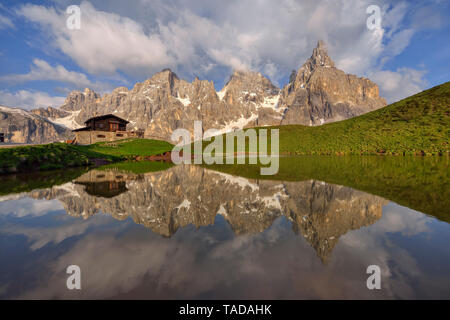 Italien, Trentino, Dolomiten, Passo Rolle, Pale di San Martino, Cimon della Pala mit Baita Segantini reflektieren, kleinen See am Abend Stockfoto