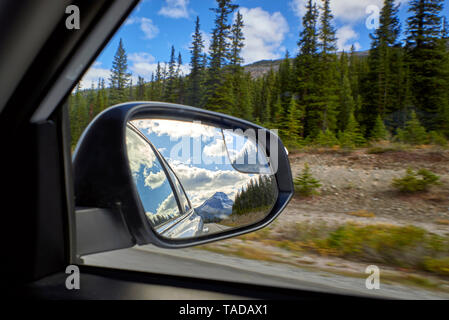 Kanada, Alberta, Jasper National Park Banff National Park, Icefields Parkway, Landschaft durch Auto Fenster gesehen Stockfoto