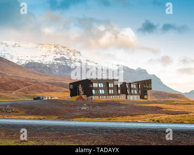 Island, modernes Gebäude in der Nähe von Vatnajökull National Park im Winter Stockfoto