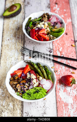 Veggie Schale mit frischen Zutaten Stockfoto