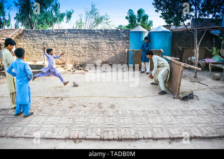 Rahim yar khan, Punjab, Pakistan - Mai 22,2019: einige Dorf Jungs, ein Fuß ball spiel in ein Haus. Stockfoto