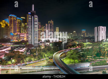 Jakarta Hochhaus in der Nacht Stockfoto