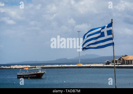 Zakynthos, Griechenland - April 2019 - griechische Fahne im Wind flattern in Agios Nikolaos Hafen auf der Insel Zakynthos Stockfoto