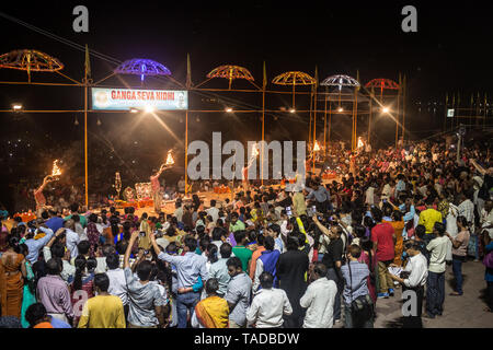 Eine riesige Menschenmenge einen hinduistischen Zeremonie in Varanasi in der Nacht neben dem Ganges. Stockfoto