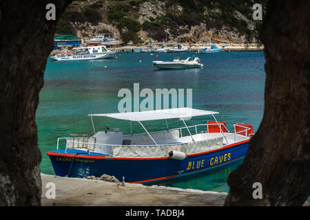 Zakynthos, Griechenland - April 2019: Die kleinen privaten touristischen Speed Boot für Reise nach Blauen Grotten an der Küste in der Bucht von Agios Nikolaos günstig Stockfoto