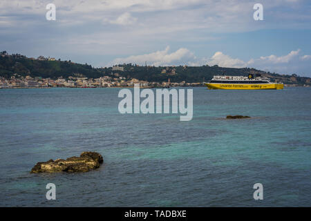 Zakynthos, Griechenland - April 2019: Große Passagier Fähre nähert sich Zakynthos Port, Insel Zakynthos, Ionische Inseln Stockfoto