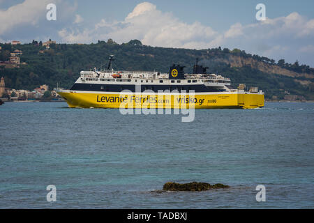 Zakynthos, Griechenland - April 2019: Große Passagier Fähre nähert sich Zakynthos Port, Insel Zakynthos, Ionische Inseln Stockfoto