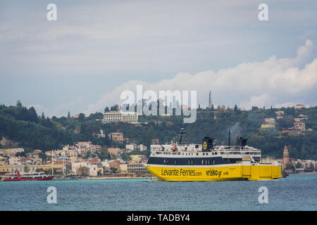 Zakynthos, Griechenland - April 2019: Große Passagier Fähre nähert sich Zakynthos Port, Insel Zakynthos, Ionische Inseln Stockfoto