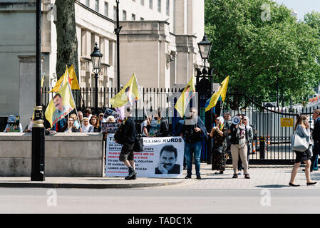London, UK, 15. Mai 2019: Kurdische Demonstranten vor Downing Street Tor gegen die britische Unterstützung für die Türkei Stockfoto