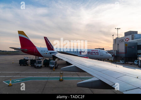 London, UK, 15. Mai 2019: Flugzeuge in der Start- und Landebahn des internationalen Flughafens von London Gatwick bei Sonnenuntergang Stockfoto