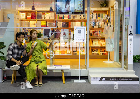 Chinesische Paar unter selfie vor der modernen cashierless Store in China Stockfoto