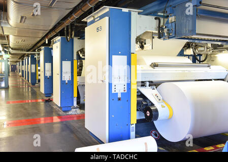 Druckerei: Papierrolle in einer Druckmaschine Stockfoto