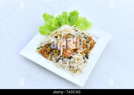Das Essen im Thai Stil Nudeln Garnelen und Krabben/fried Geschmorter Fisch Maw, mit Sojasprossen und Ei auf weiße Platte rühren Stockfoto