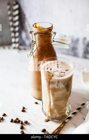 Zuckerfrei Wake-up-Smoothie mit Banane, Joghurt, Kaffee und Leinsamen Stockfoto