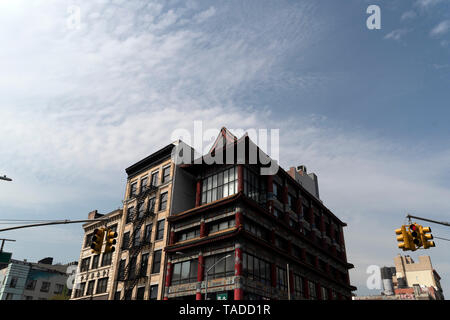 NEW YORK, USA - 4. Mai 2019 - Chinatown Straßen Märkte und Läden voll von Touristen und Einheimischen Stockfoto